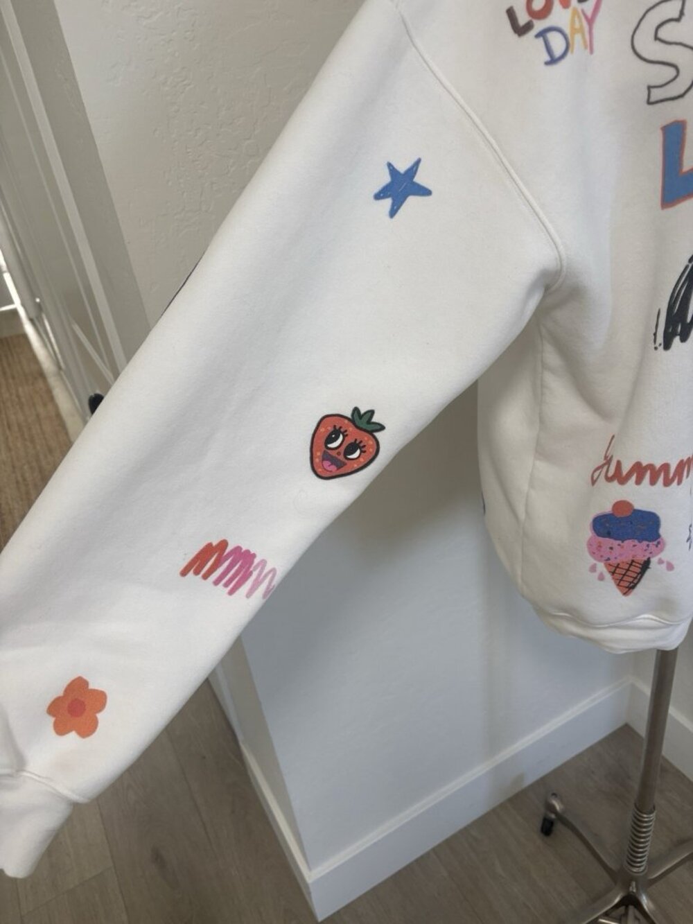 The Mayfair Group x I SCREAM COLOUR Somebody Loves You White Sweatshirt S/M Cruz - Picture 3 of 14